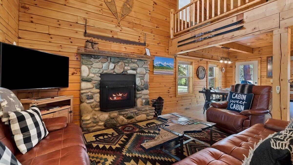 McCall Cabin | Log cabin with game room by skiing & lake