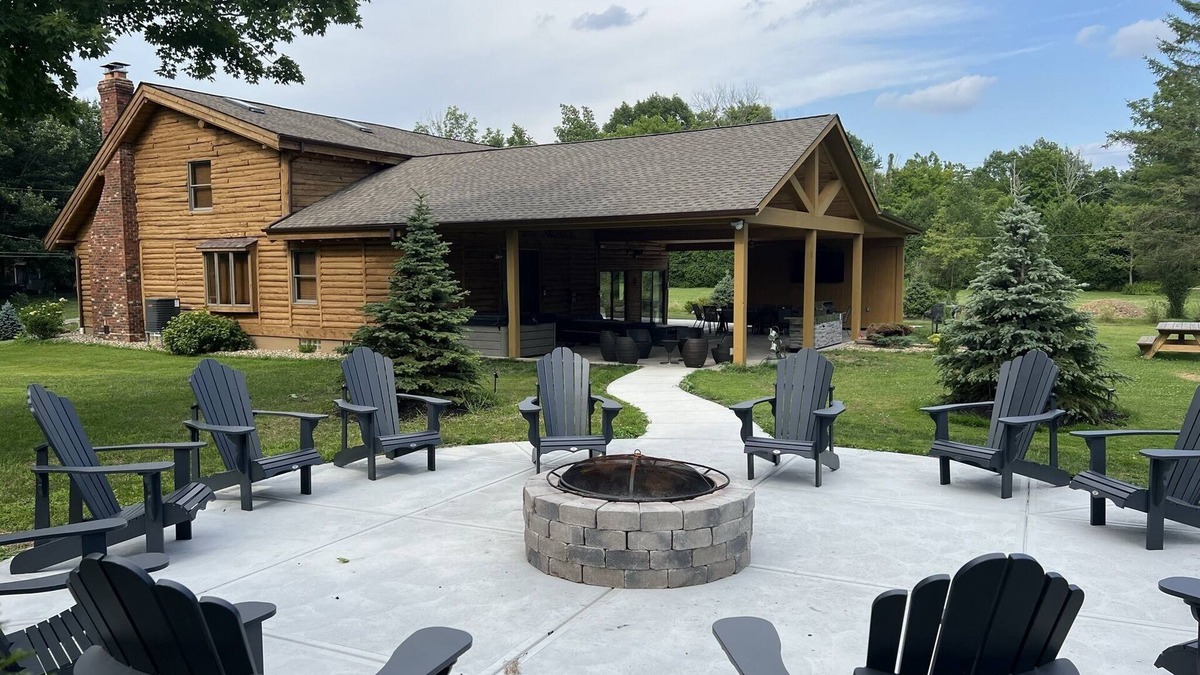 Hinckley Cabin | Log Cabin with Hot Tub