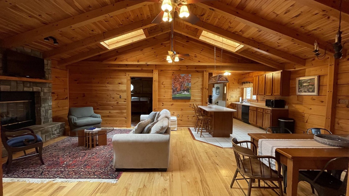 Hot Springs Cabin | Log cabin with lots of private space - 12mins from Omni Homestead!