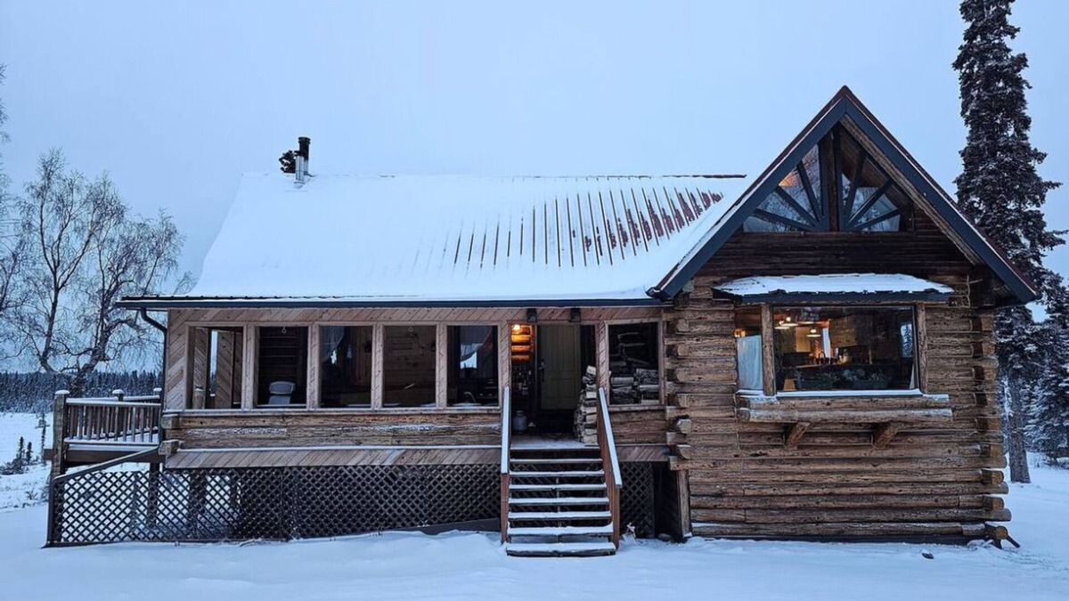 Cohoe Cabin | Log Cabin with Mountains and Lake View, enjoy relaxing in the hot tub