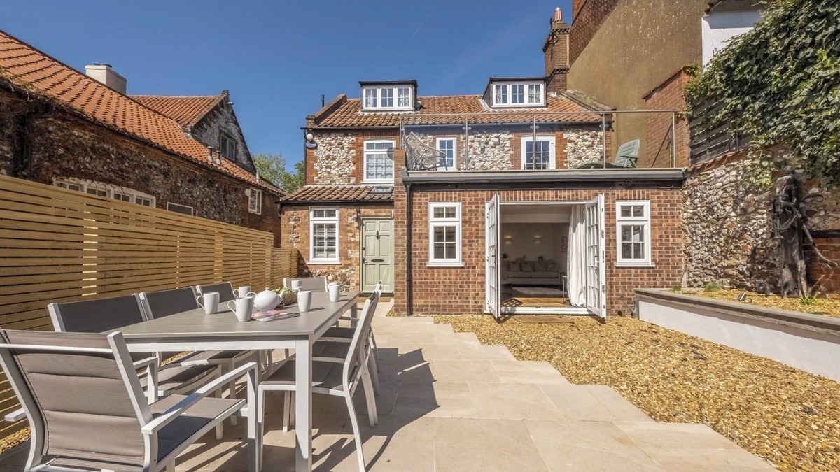 Brancaster House | Log Fire. Roof Terrace. Walk to Beach, Pub, Park & Deli. Family & Dog friendly!