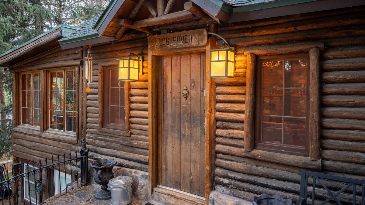 Indian Hills Cabin | ★ Log Haven ★ Red Rocks ★ Game Room ★ Easy Denver Access ★