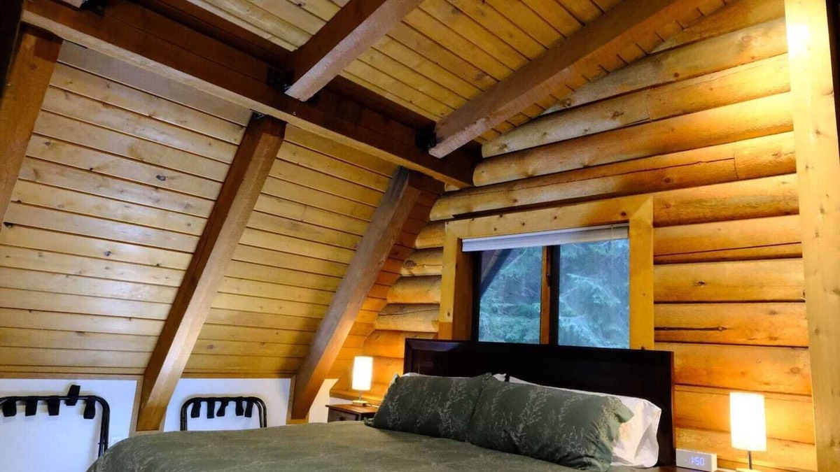 Back Loop Apartment | Log Home Apt w/King bed, laundry & full kitchen