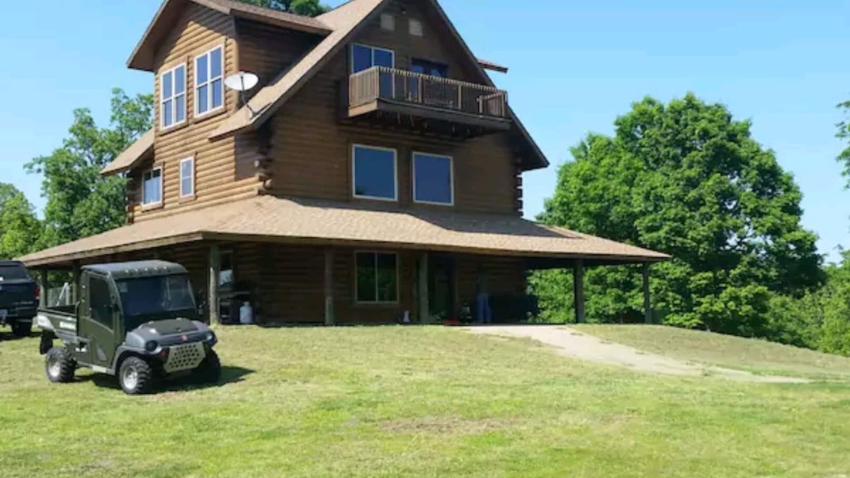 Yellville House | LOG HOME CANINE RETREAT