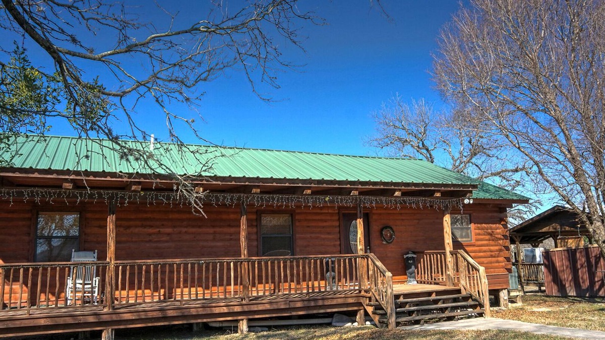 Leakey Cabin | LOG HOME ON THE FRIO RIVER