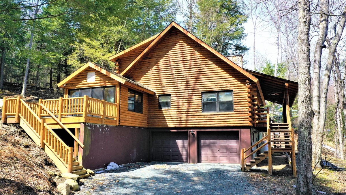 Hadley House | Log Home With 172 Feet Of Lake Front And Dock/Saratoga Is 20 Miles Away