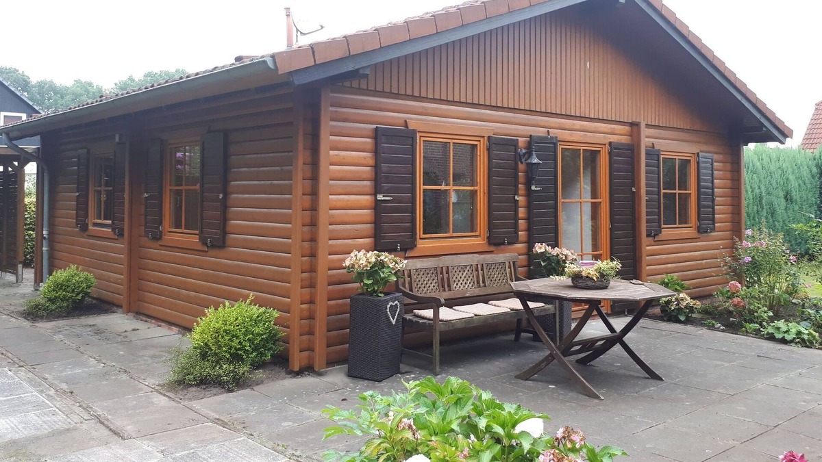 Ofenerdiek House | Log house pearl in the green