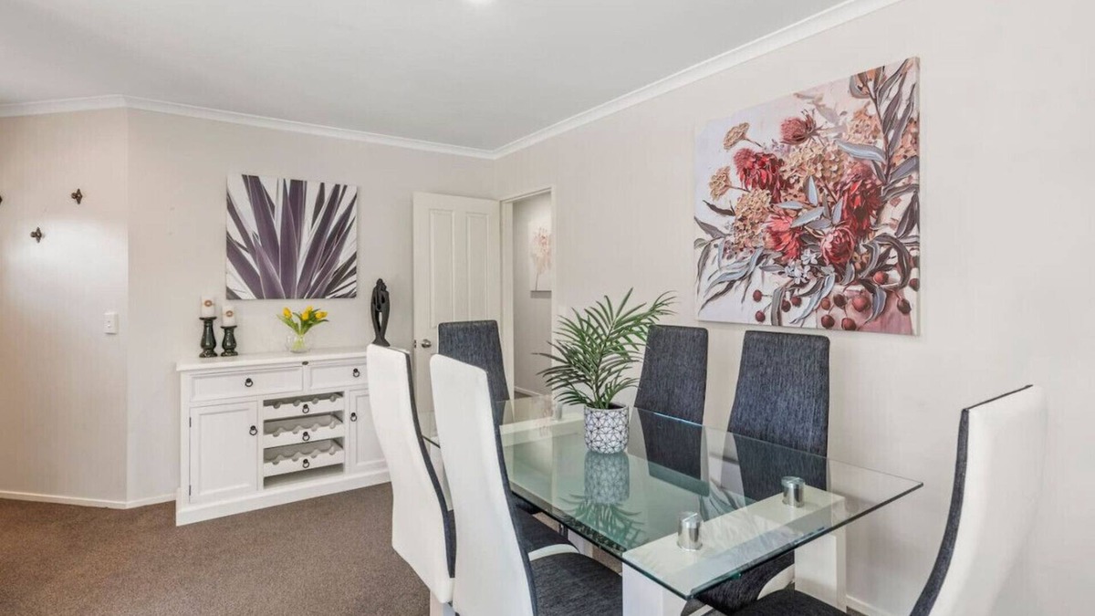 Wharewaka House | Logan House | Stylish Family Retreat w/BBQ, Garage & Comfort