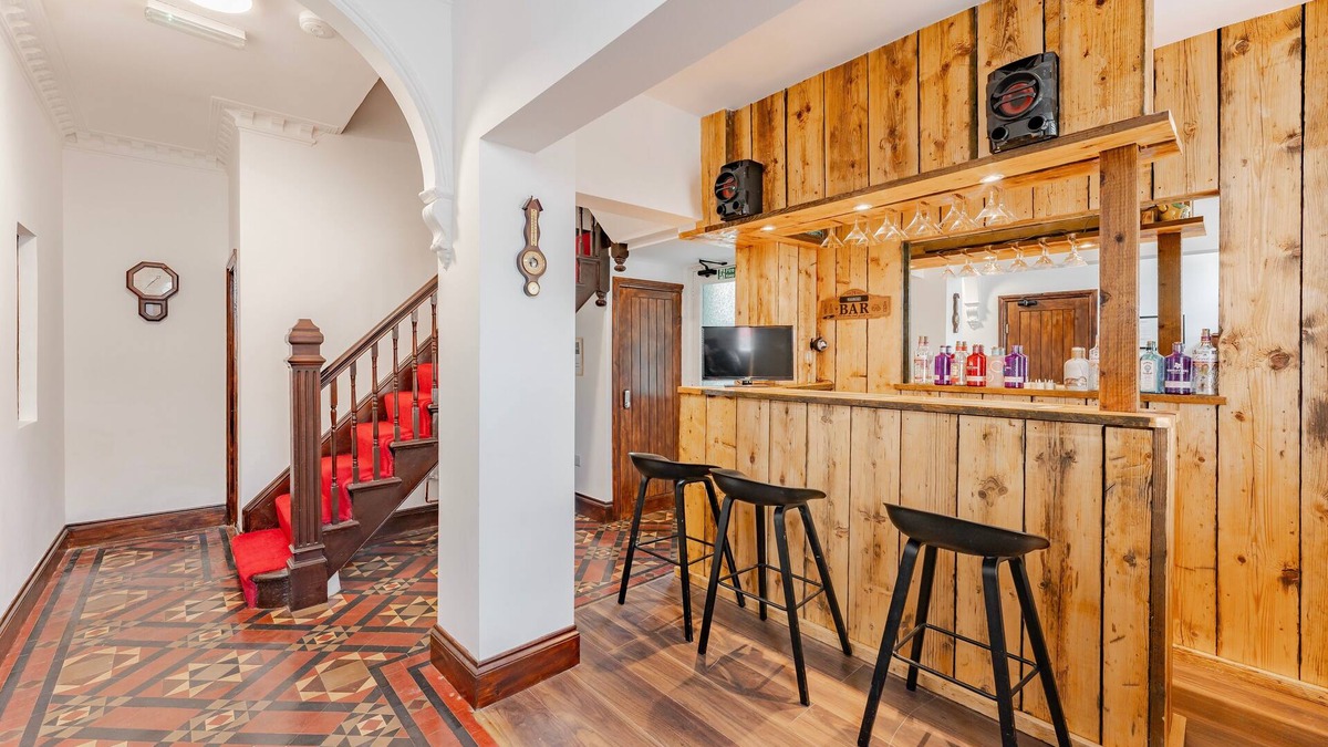 Great Yarmouth Bed & Breakfast | Logan Lodge: Seaside townhouse for chilled - out large groups