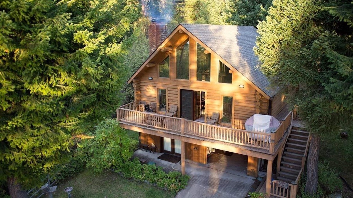 Polson House | LogCabin Sleeps 10 with Dock on Flathead Lake