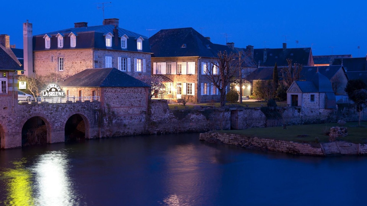 Ducey Hotel | Logis Auberge de la Sélune