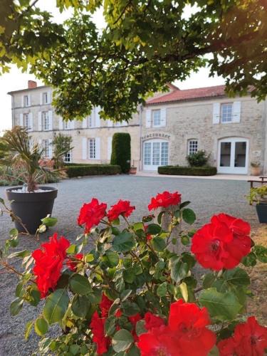 Tonnay-Boutonne Hotel | Logis Domaine du Prieuré