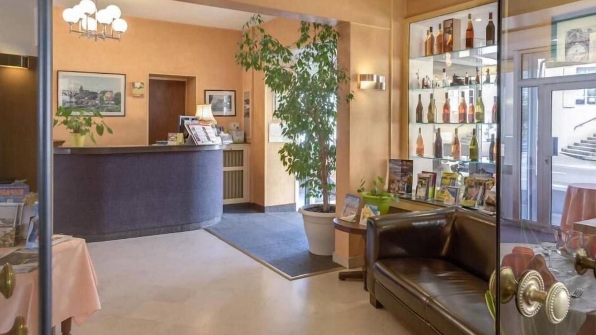 Beaumont-sur-Sarthe Hotel | Logis hôtel de la Barque