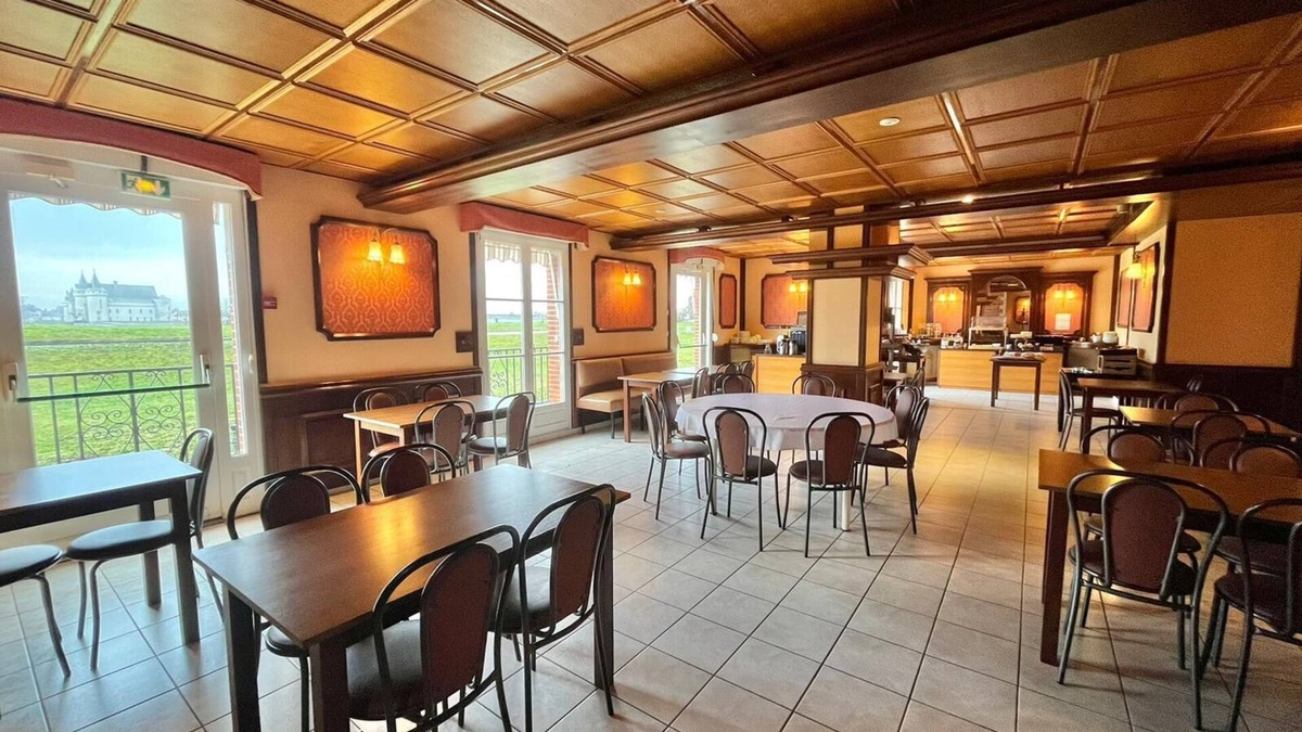 Saint-Pere-sur-Loire Hotel | Logis Hôtel Sully le Château