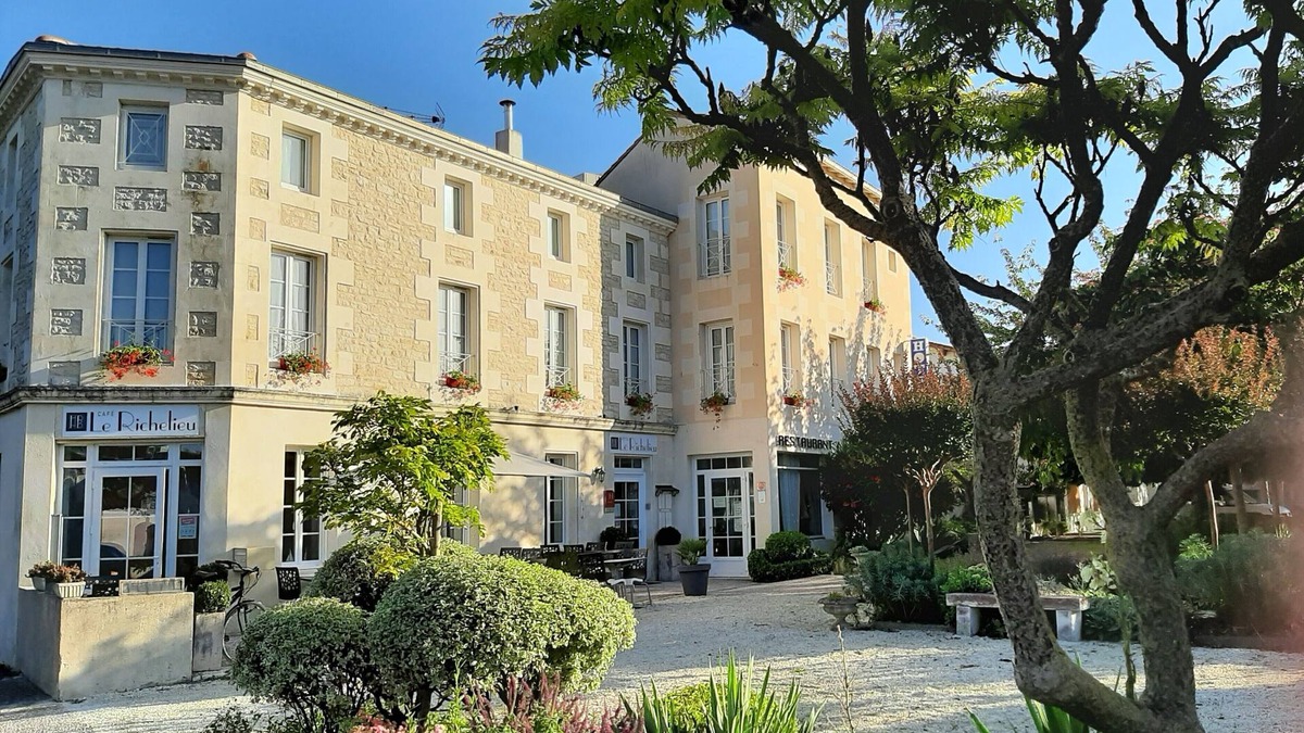 Saujon Hotel | Logis Hôtel Le Richelieu - Royan Atlantique