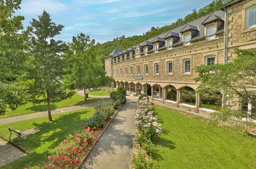 Salles-la-Source Hotel | LOGIS HOTEL L'HÔTEL DES BAINS - Salles-la-Source
