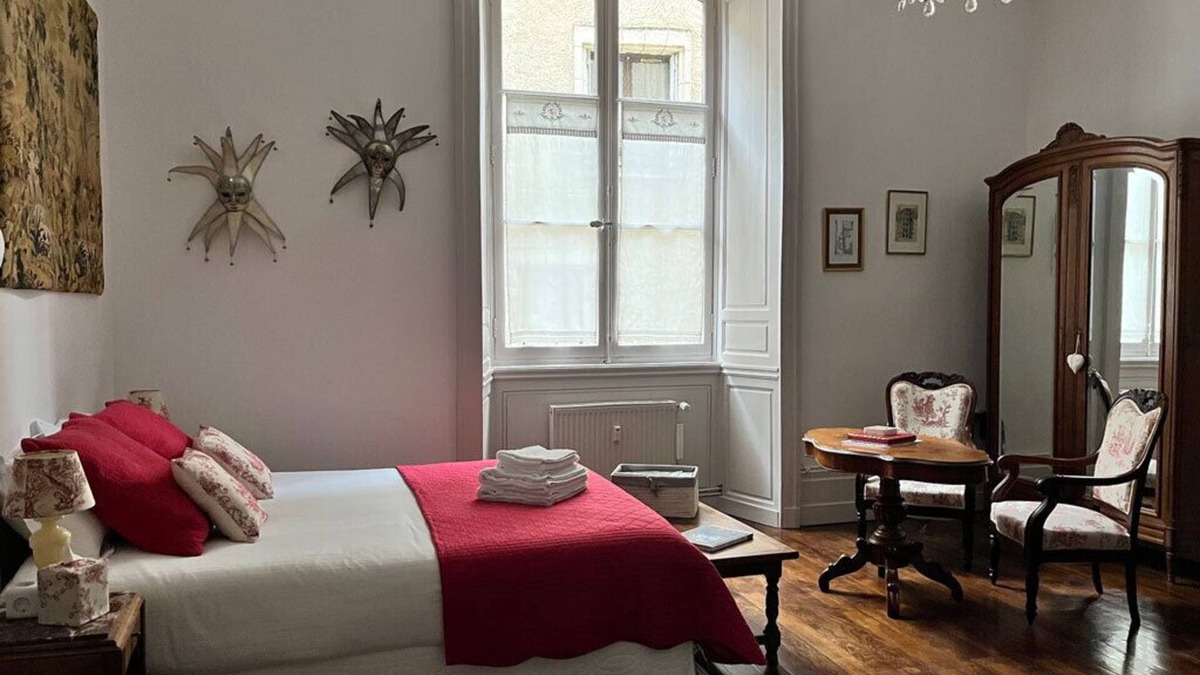 Blois Apartment | Loire Valley 18C 3-star apartment in Centre with today’s comfort and garden