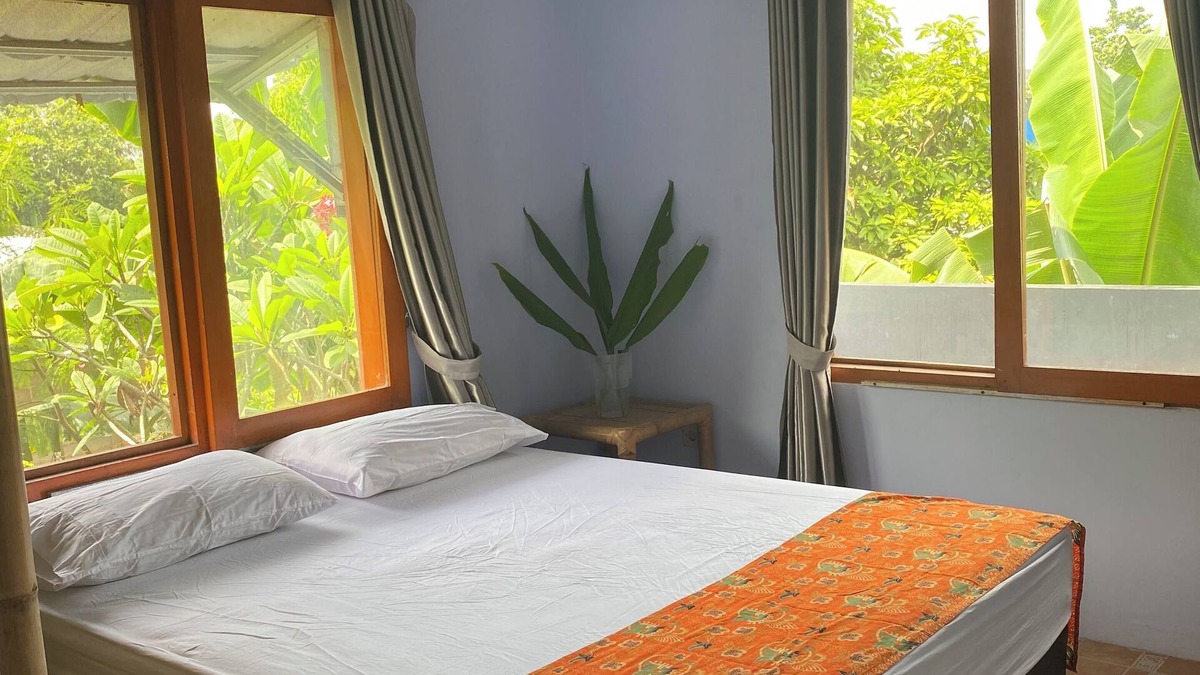 Mataram House | Lombok 3 bedroom tropical house with terrace. Beautiful mountain views.