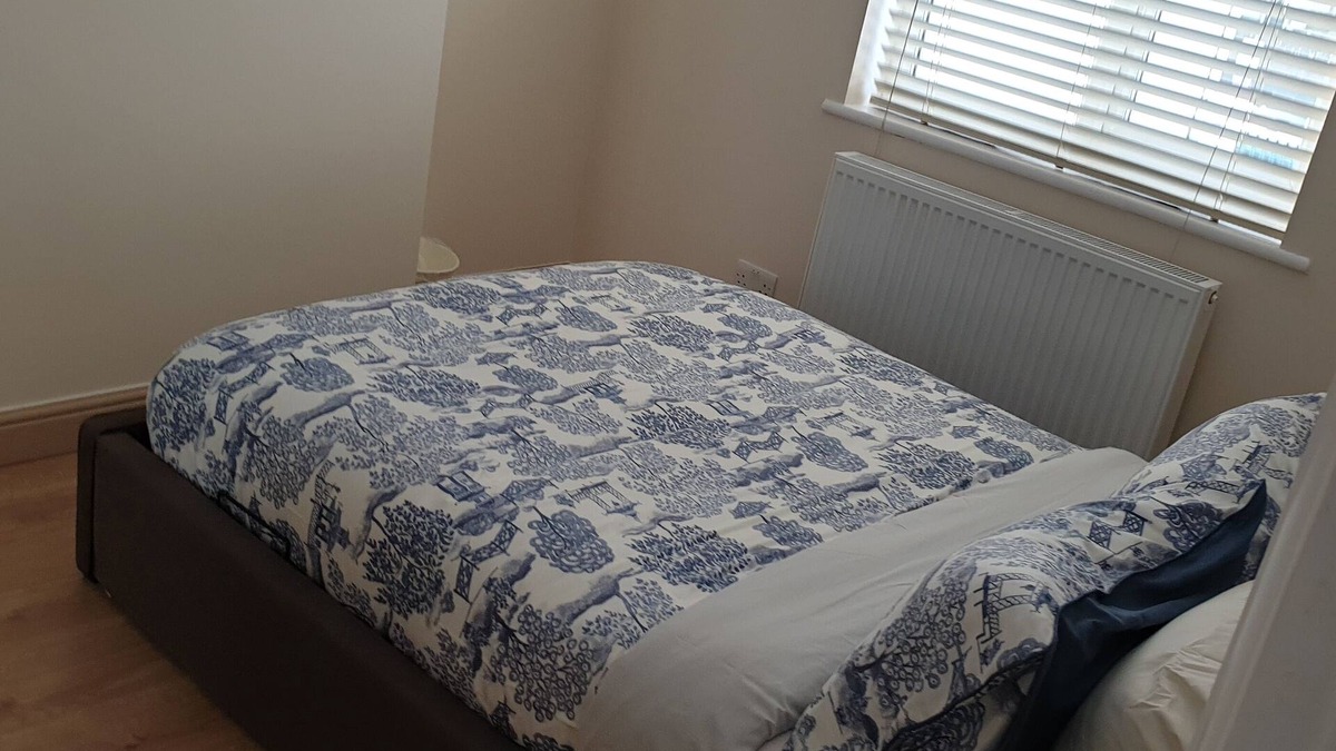 Clayhall Apartment | London Luxury 3 Bed Sleeps up to 12 guests, 1 min to Redbridge Stn Free Parking