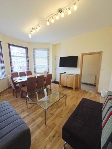 Valentines Apartment | London Luxury 3 bedroom flat, free parking, garden, sleeps x10, Close to Tube