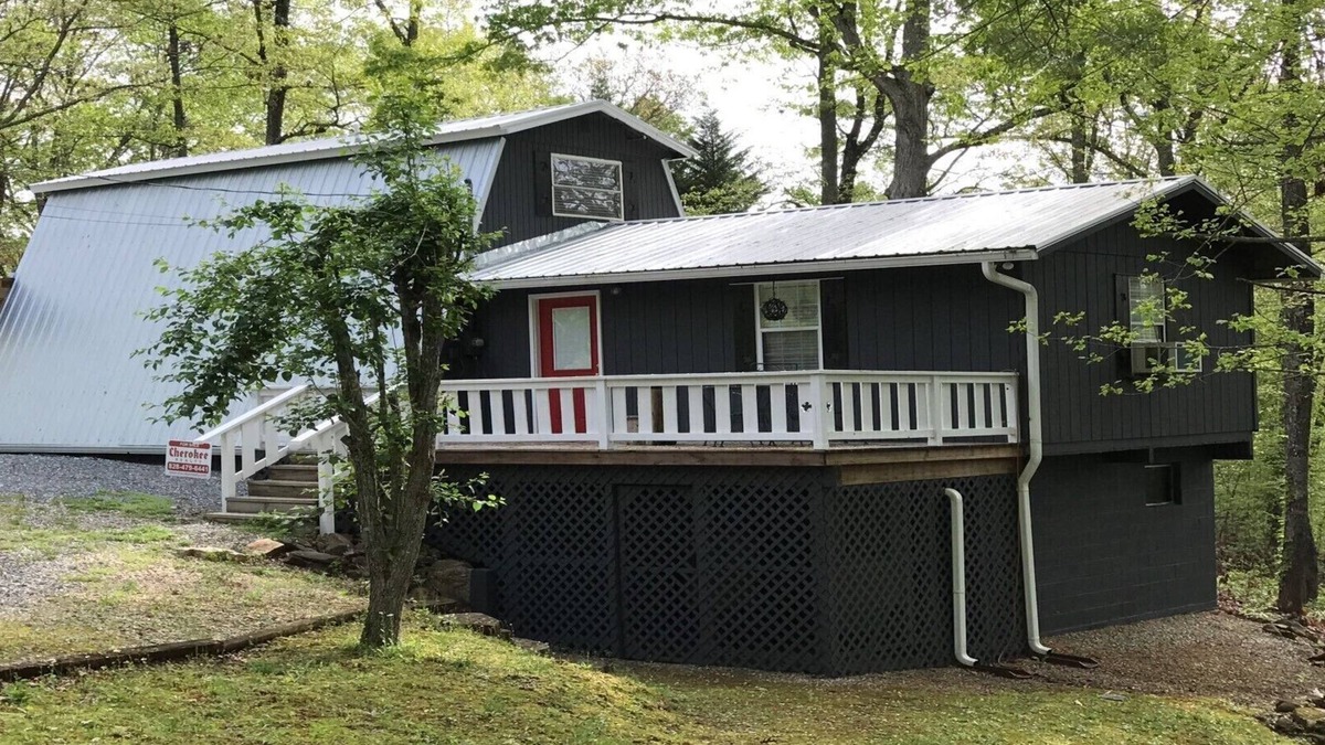 Robbinsville Cabin | London's Mountain House - Cozy Romantic mountain cabin - easy paved road access