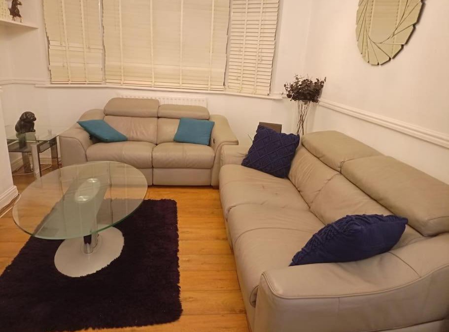 Heath Apartment | London Serviced Accommodation x RM10 x Weekly x Monthly Discount x by D6ten Homes Ltd
