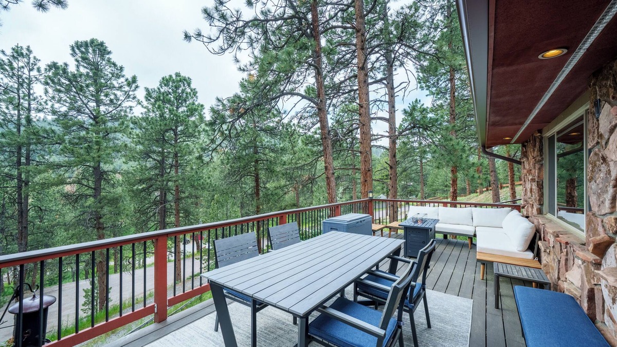 North Central Evergreen House | Lone Spruce Lodge- Mountain Tranquility with City Convenience in Evergreen