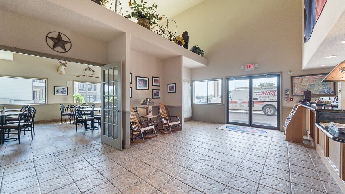Victoria Hotel | Lone Star Inn & Suites