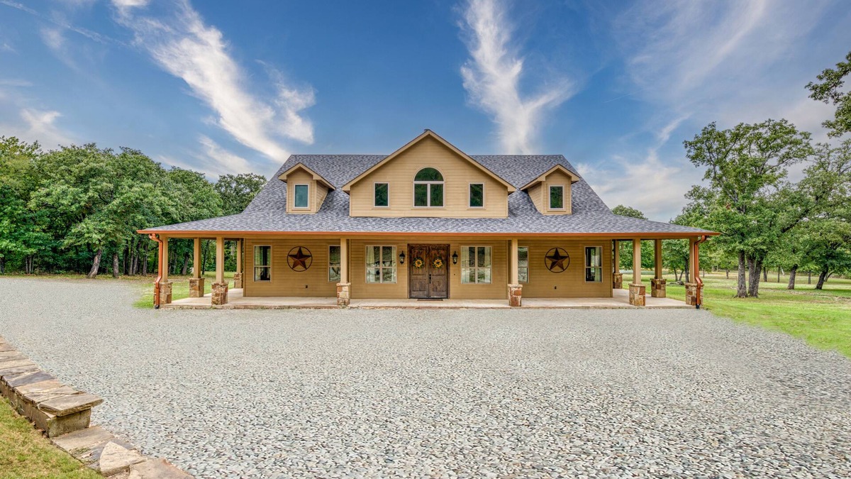 Gordonville House | Lone Star State of Mind - 6BD/5BA w/FIshing Pond & Fully Furnished Kitchen