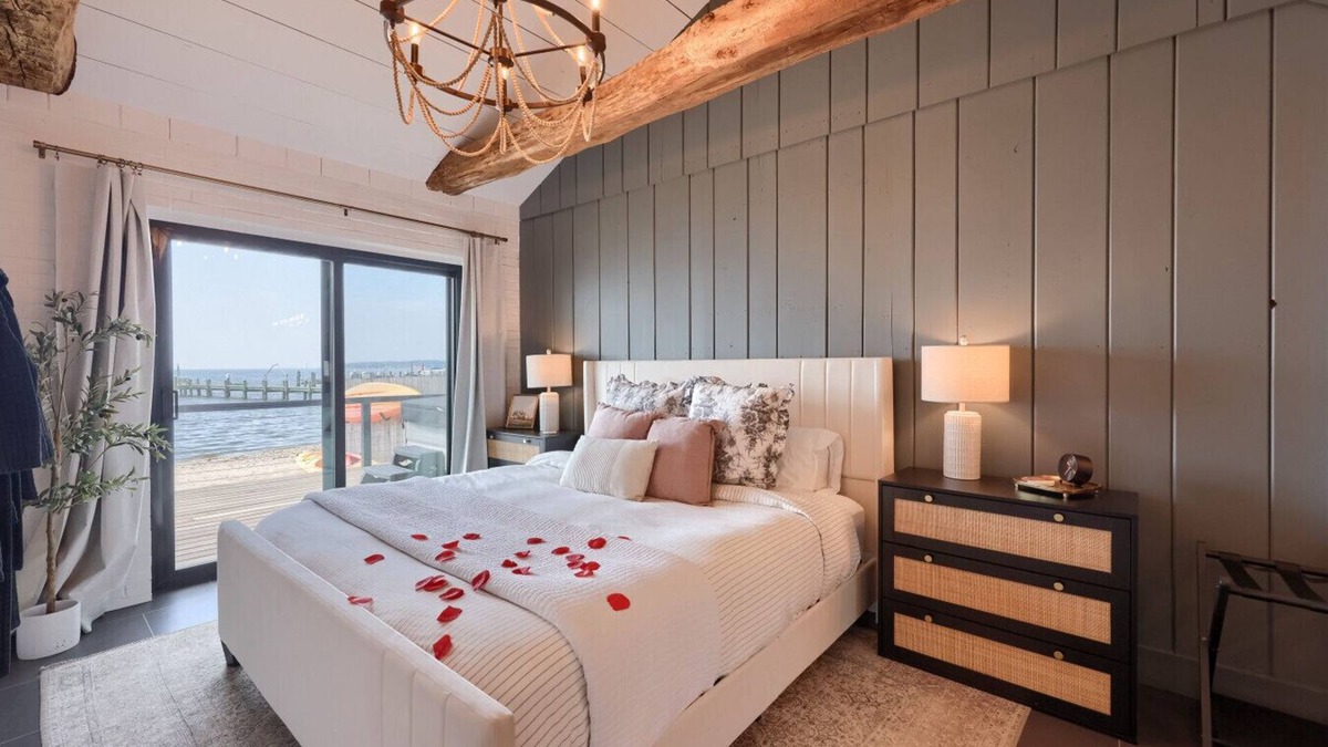Perryville Cottage | Long Beach Cottage, (romantic couple’s getaway)