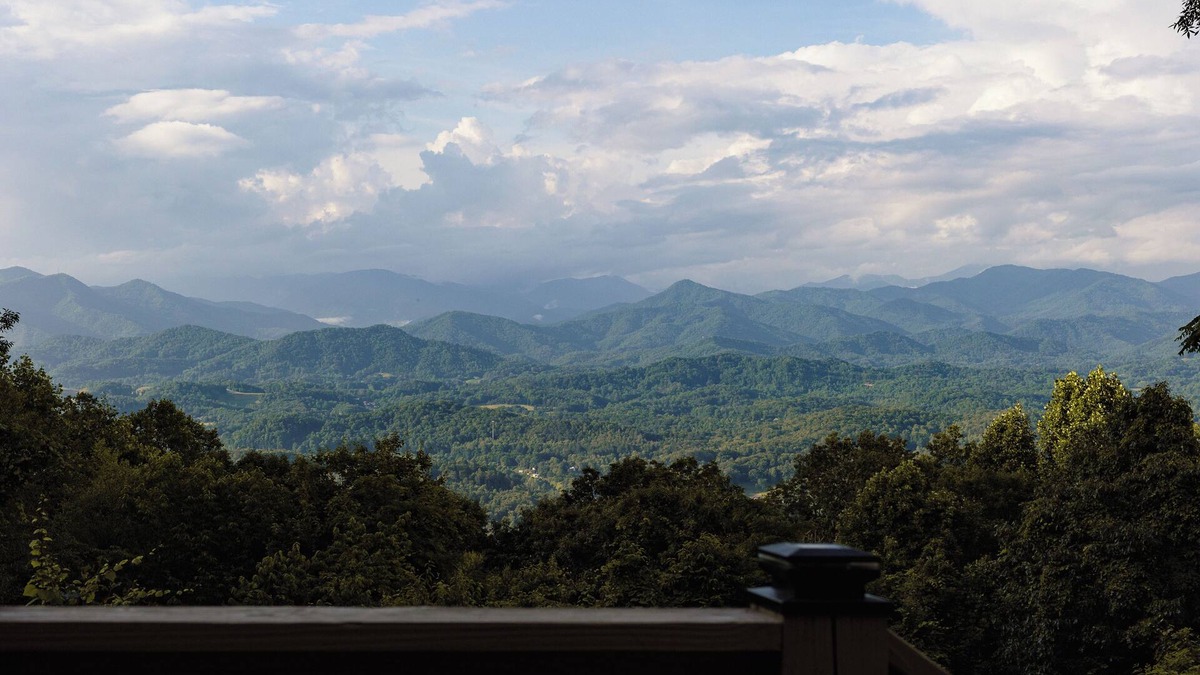 Whittier Cabin | Long Range Mtn Views, End of Road Privacy, Firepit, Pool Table, Gourmet Kitchen