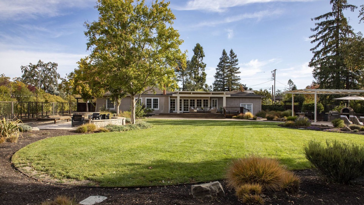 St. Helena House | Long term rental.serenity found off of iconic Zinfandel Lane!