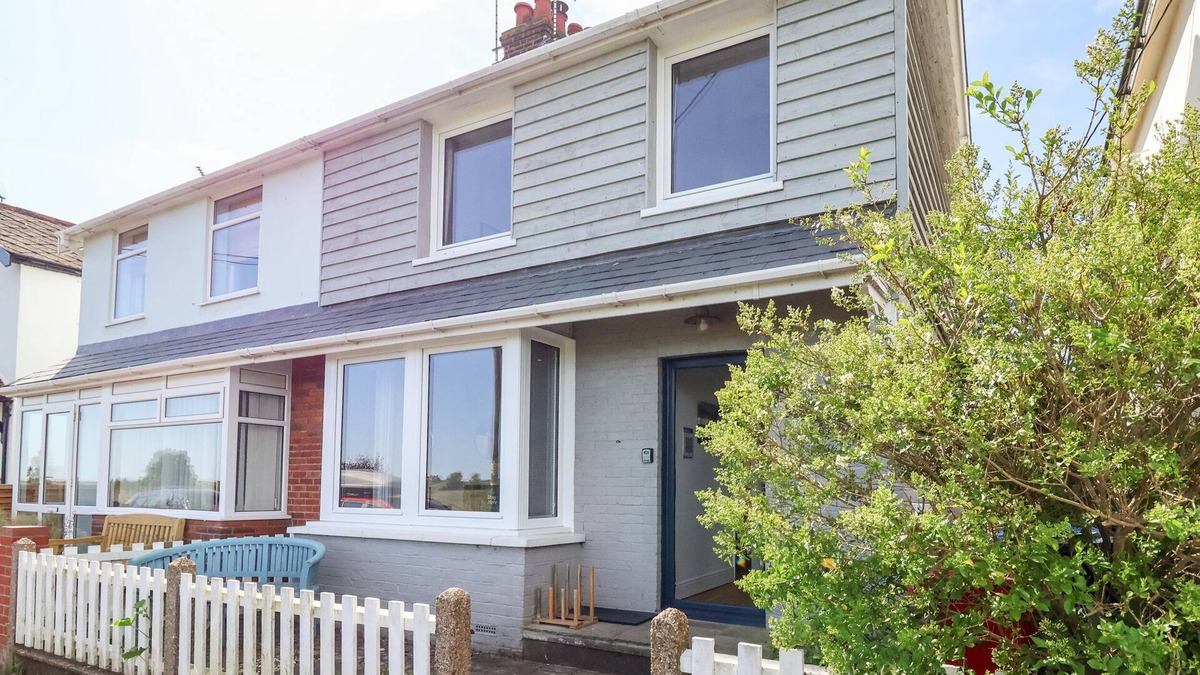 Southwold Cottage | LONG VIEW, family friendly, with open fire in Southwold