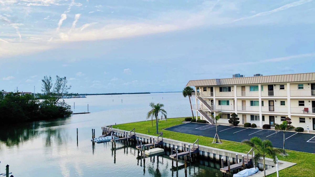 Longboat Key Apartment | Longboat Snowbird Getaway Beach & Bay