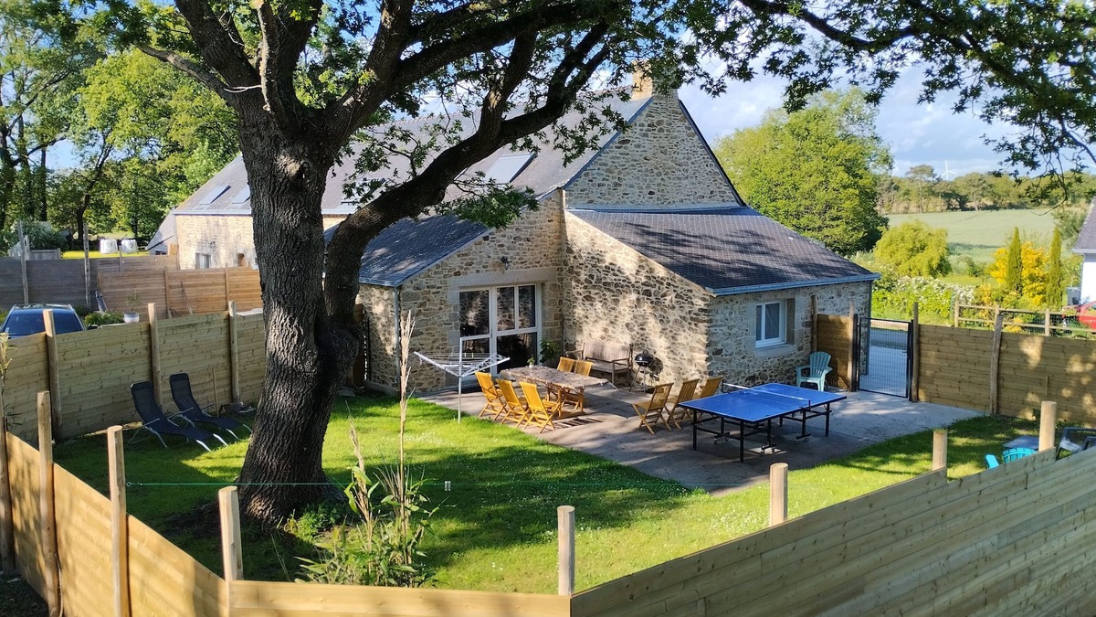 Ambon House | Longère PMR in dead-end enclosed garden. 15 minutes from the beaches and Golf du Morbihan