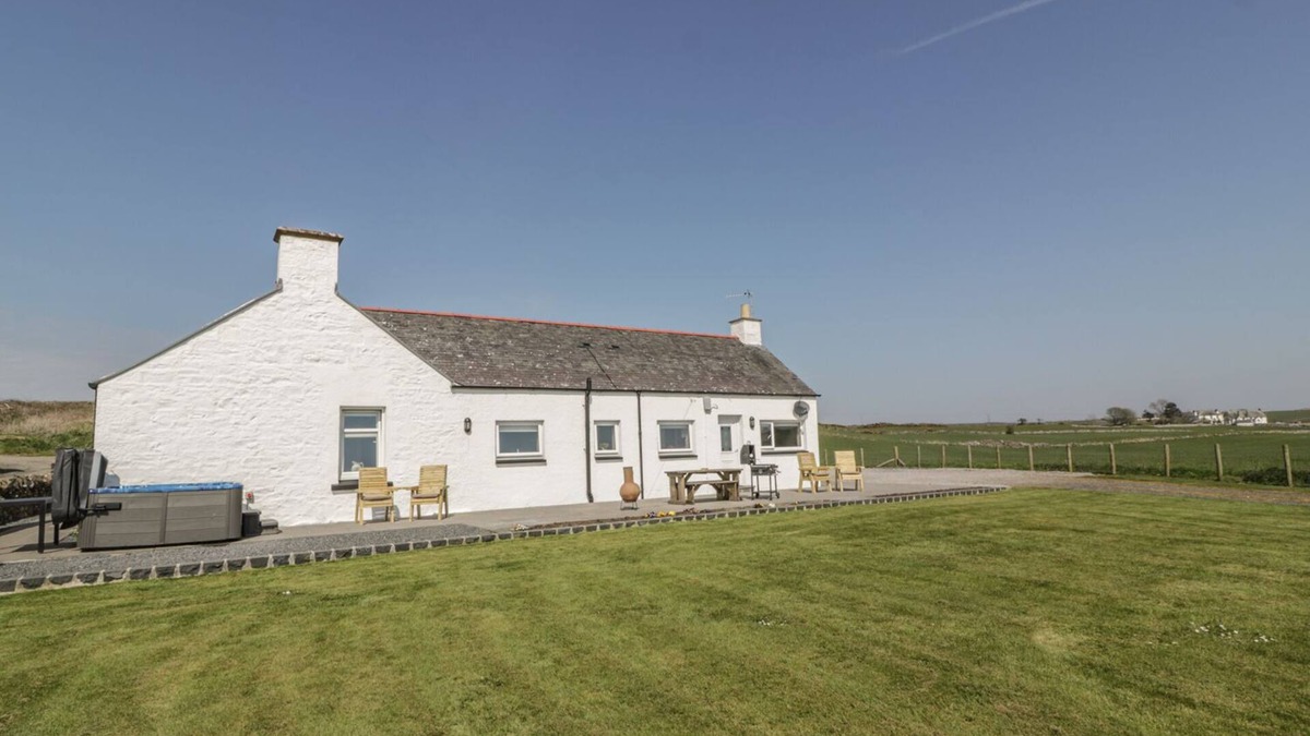 Newton Stewart Cottage | LONGFORTH FARM COTTAGE, family friendly, with hot tub in Glenluce