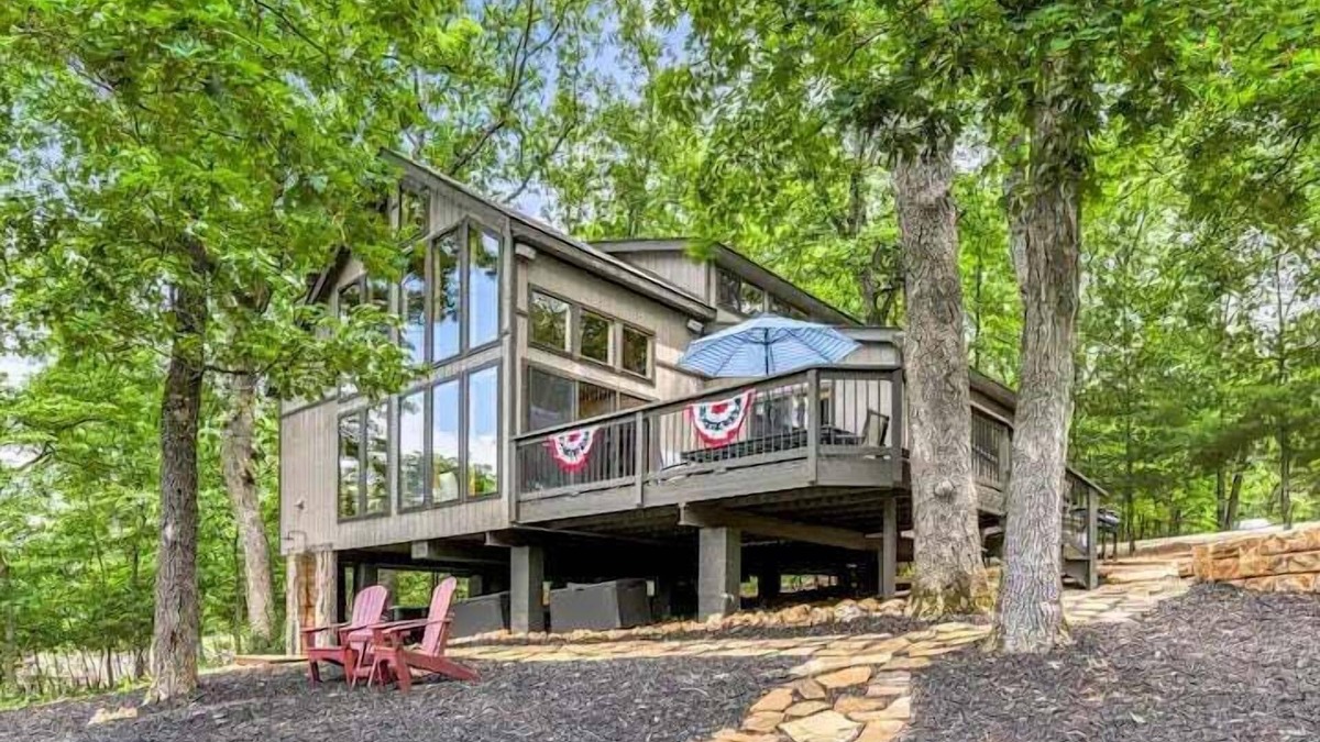 Wright City Ski Chalet | Longhorn Lakeside Chalet w/Hot Tub by StayLage