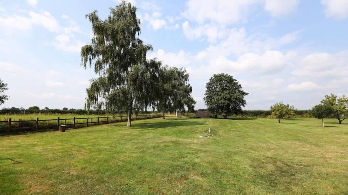 Trowle Common House | Longscroft Lodge - Sleeps 4