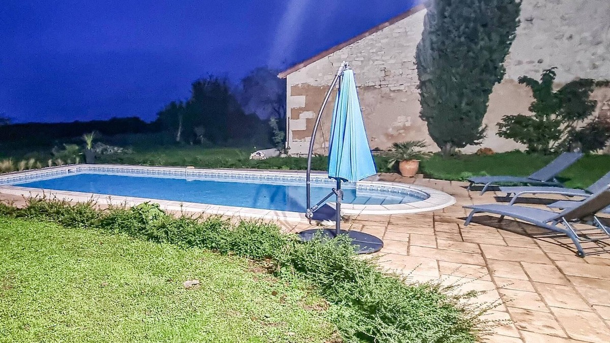 Saint-Sulpice-de-Cognac House | Look forward to a special vacation in charming walls.