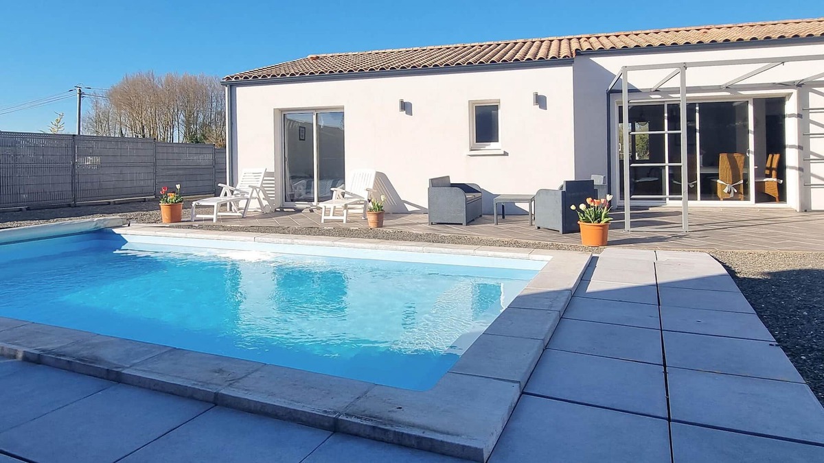 Semussac House | Look forward to spending your vacation in this comfortable vacation home with a pool.