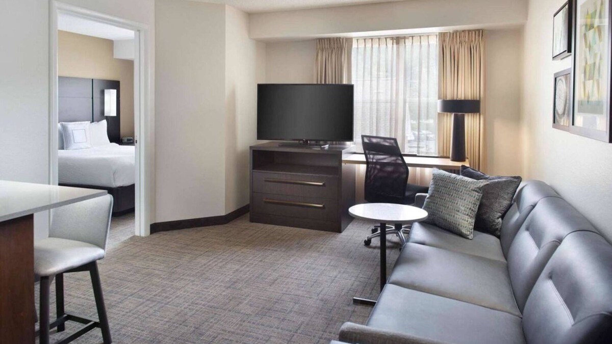 Cary Hotel | Look No More! Full Kitchen, Free Breakfast, Swimming Pool, Pets are Allowed!