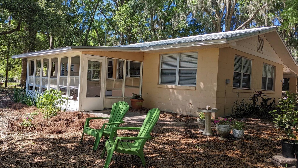 Crescent City House | Looking for a quiet place to stay? Consider The Ollie Vee in Crescent City, FL
