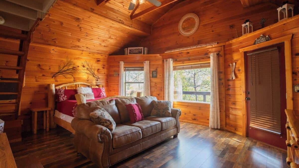 Pigeon Forge Cabin | Lookout Point - Firepit, Pickle Ball, Balcony, Pet