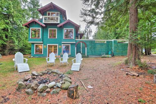 Lopez Island House | Lopez Island Hideaway with Coastal Views and Deck!