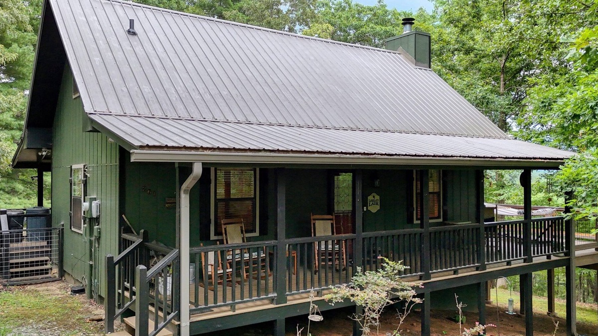 Warne Hotel | Lorelai's Lair - Hot Tub - Fire Pit- Pet Friendly