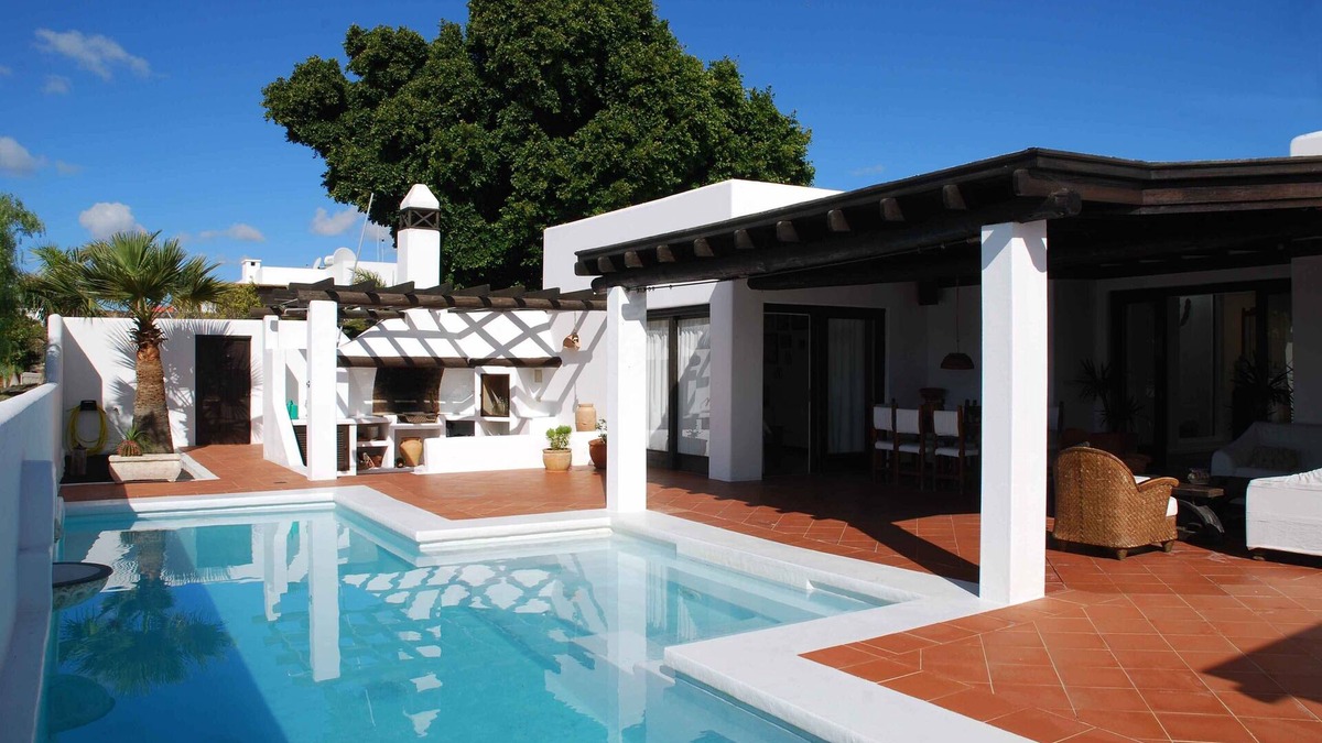 Costa Teguise Villa | Los Helechos, Charming villa, pool with hydromassage and a large covered terrace