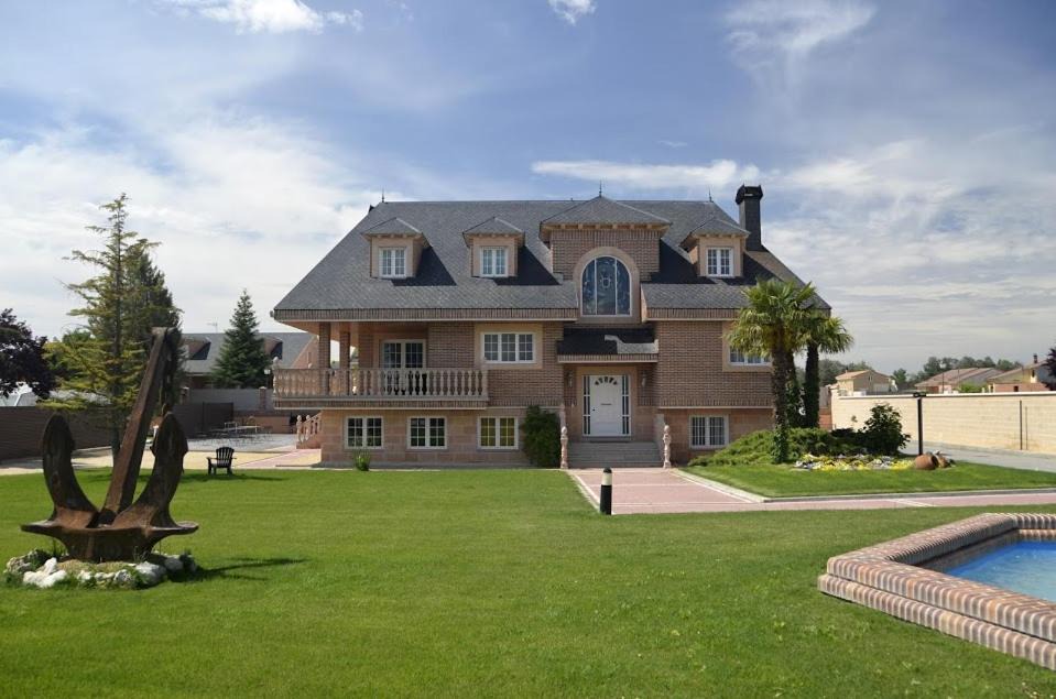 Nava de la Asuncion House | Los Olivos