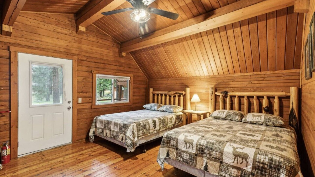 Grantsdale Cabin | Lost Horse Lodge – Double Queen Cabin #14