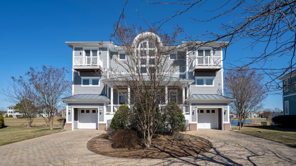 Long Neck House | Lots of living space in this single family home in The Peninsula