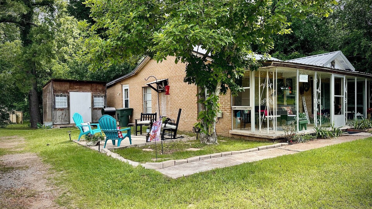 Nacogdoches House | Lottie Mae’s Place has a warm cozy homely vibe. 2 minutes from town